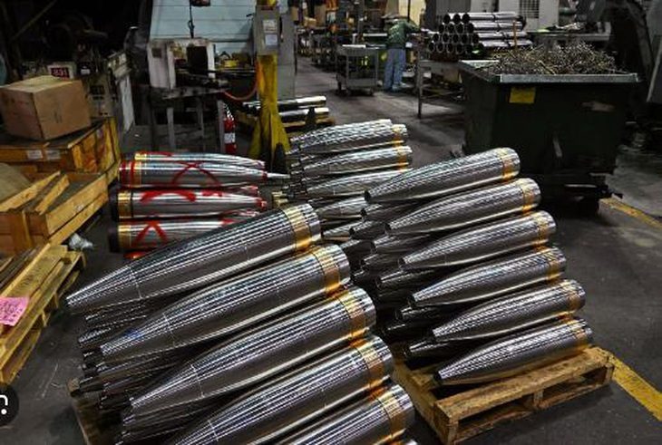 Đạn pháo 155mm, nhà máy Mỹ sản xuất từ 15.000 trái/tháng, nay tăng lên 100.000 trái/tháng - Ảnh: WASHINGTON POST