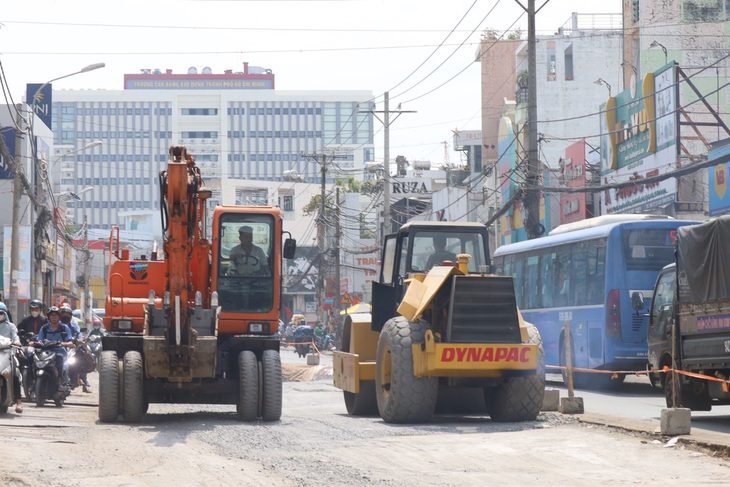 Các chuyên gia cho rằng cần quy định lộ trình bắt buộc thực hiện công trình xanh, nhằm hạn chế việc phát  khí thải nhà kính trong quá trình xây dựng, đặc biệt là các hoạt động xây dựng công cộng - Ảnh: KHẮC HIẾU