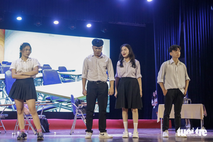 Câu lạc bộ sân khấu X - Drama diễn tiết mục kịch bạo lực học đường trong chương trình Thanh âm chữa lành - Ảnh: HỒ LAM