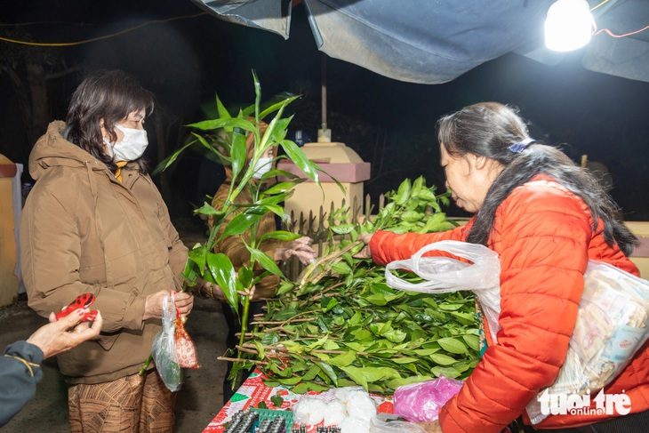 Chợ đình Bích La mở xuyên đêm, thu hút khách thập phương đến cầu may mắn, tài lộc - Ảnh: HOÀNG TÁO