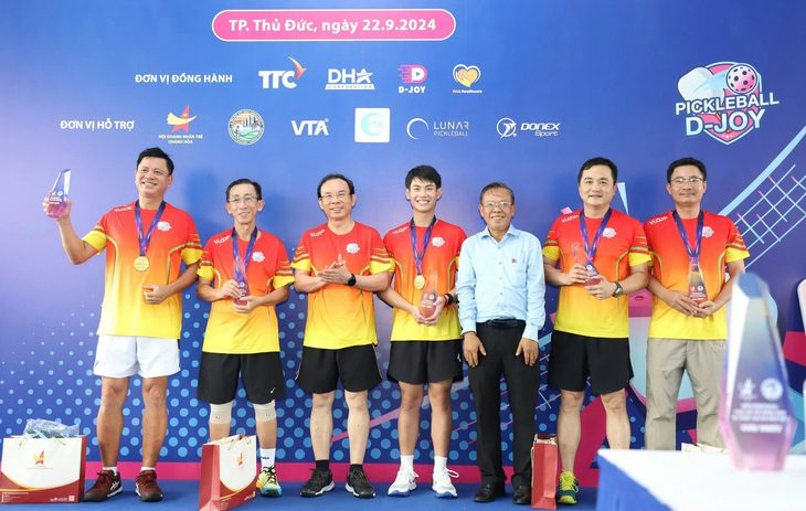 base64-1726981596931231374570 Bí thư Thành ủy TP.HCM thi đấu Pickleball ủng hộ đồng bào bị thiệt hại do bão lũ - Ảnh 1.