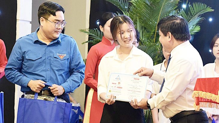 base64-1731862326837371538031 Tiếp sức đến trường 2024: Nhân lên những câu chuyện đẹp giữa đời - Ảnh 1.