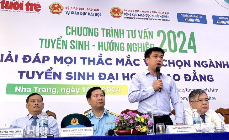 PGS.TS Bùi Quang Hùng tư vấn cho học sinh trong chương trình tư vấn tuyển sinh - hướng nghiệp sáng 14-1 tại Trường đại học Khánh Hòa - Ảnh: TRẦN HUỲNH