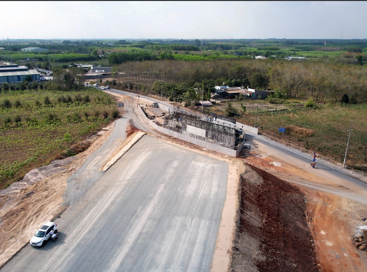 Đường cao tốc Biên Hòa - Vũng Tàu đã hình thành phía Bà Rịa - Vũng Tàu, còn phía Đồng Nai (vùng màu xanh) vẫn có nhiều đoạn chưa thi công do vướng mặt bằng - Ảnh: ĐÔNG HÀ