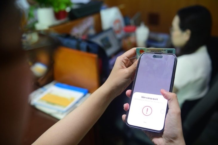 Nhiều người dùng đang gặp khó khăn khi đọc thông tin thẻ  căn cước công dân bằng chip NFC trên smartphone - Ảnh: QUANG ĐỊNH