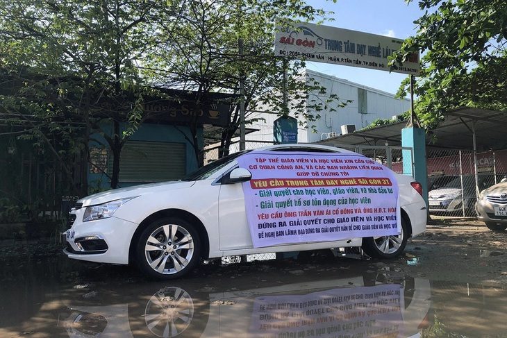 Giáo viên, học viên giăng băng rôn