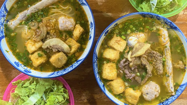 Bún riêu Sài Gòn: Món thì ngon khó cưỡng, món lại khó chịu vô cùng - Ảnh 1.
