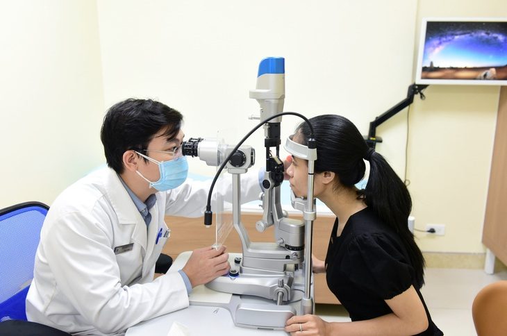 Số lượng người bệnh cần phẫu thuật thay thủy tinh thể nhân tạo (mổ phaco) tăng cao - Ảnh: DUYÊN PHAN