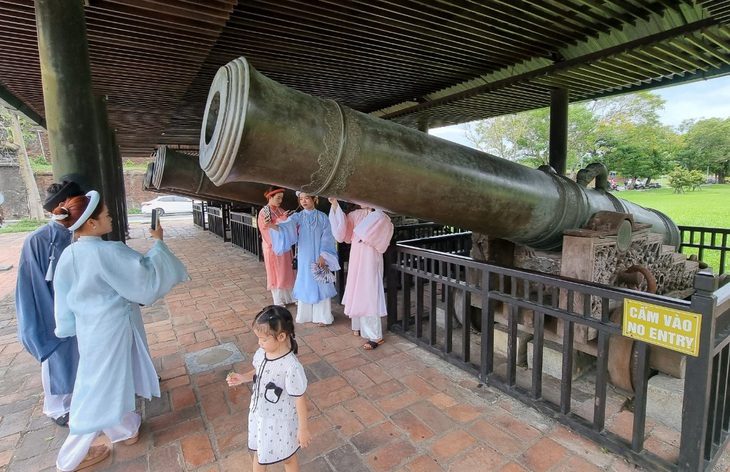 Bảo vật quốc gia Cửu vị thần công đang trưng bày trước hoàng thành Huế - Ảnh: THÁI LỘC Bảo vật quốc gia Cửu vị thần công đang trưng bày trước hoàng thành Huế - Ảnh: THÁI LỘC