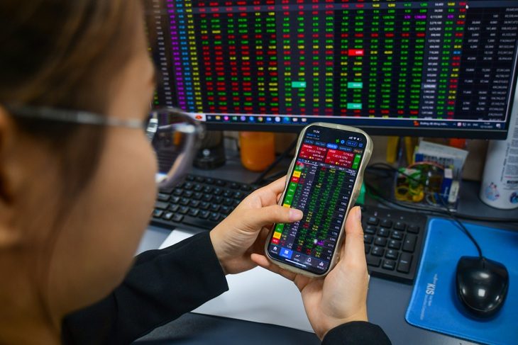 Bổ nhiệm giám đốc không chứng chỉ, một công ty chứng khoán lĩnh phạt nặng cận Tết- Ảnh 1. Một loạt công ty chứng khoán nhận phạt ngày áp Tết - Ảnh: QUANG ĐỊNH