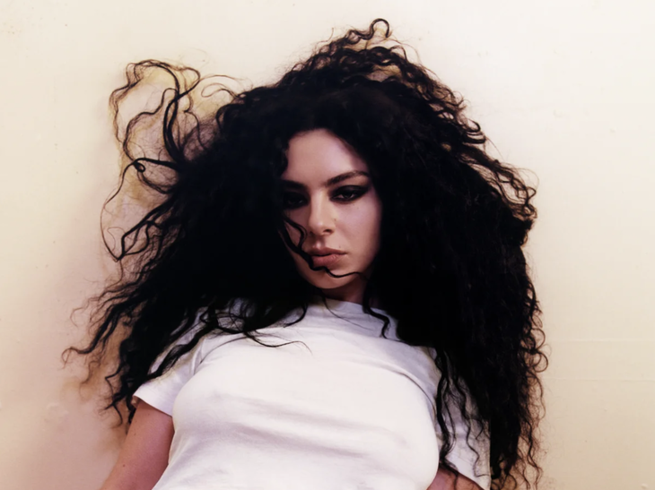 screenshot-2024-11-01-at-204509-17304687700921283970364 Tên album của nữ ca sĩ Charli XCX được từ điển Collins chọn là Từ của năm 2024 - Ảnh 1.