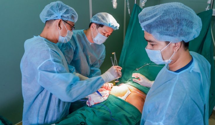 Tốn hàng trăm triệu đồng tiêm filler vào mông, người phụ nữ bị nhiễm trùng, hoại tử nặng - Ảnh 1. Bệnh nhân được các bác sĩ điều trị khi tiêm filler không rõ nguồn gốc vào vòng ba - Ảnh: Bệnh viện cung cấp