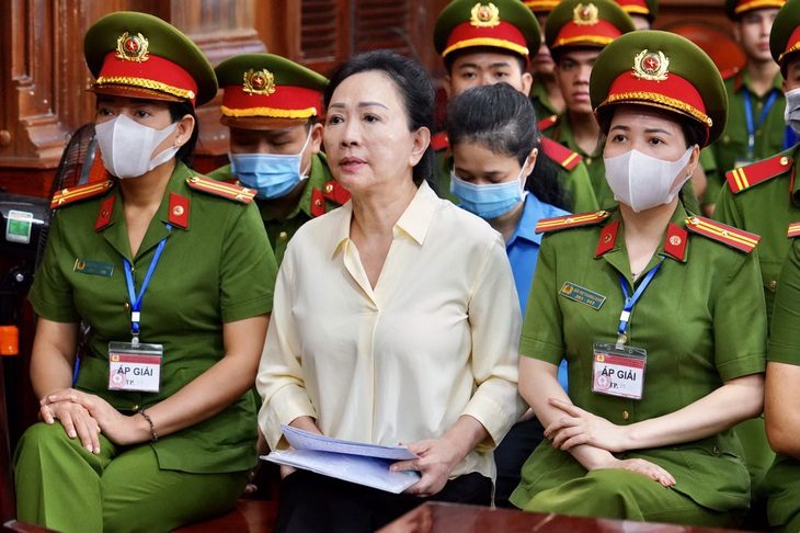 Bà Trương Mỹ Lan tại tòa sáng 21-3 - Ảnh: HỮU HẠNH Bà Trương Mỹ Lan tại tòa sáng 21-3 - Ảnh: HỮU HẠNH