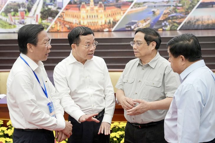 Thủ tướng Phạm Minh Chính trao đổi bên lề cùng các đại biểu tại hội nghị - Ảnh: HỮU HẠNH