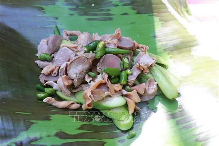 vnapotalcadangdumlachuoi-monandandacuanguoijraistand-1738221852081-1738221852195722167108 Cà đắng lòng gà đùm lá chuối, đi Gia Lai nhiều nhưng bạn đã thử chưa? - Ảnh 1.